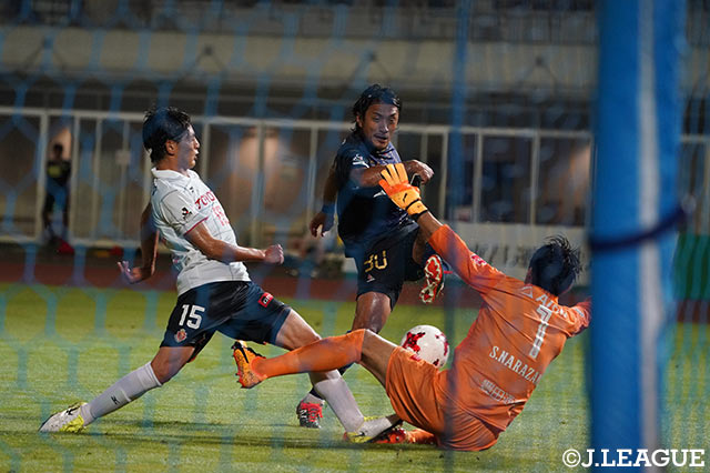 シュートを放つ中島 裕希を、名古屋ディフェンスが体を張ってブロック【明治安田Ｊ２ 第28節 町田vs名古屋】