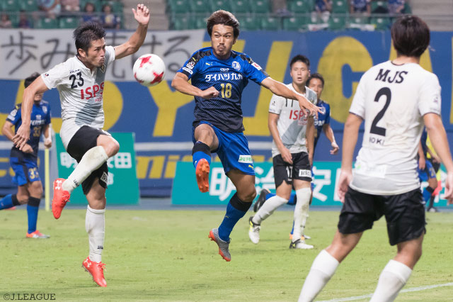 76分から出場した伊佐 耕平（大分）は果敢にシュートを放つも得点ならず【明治安田Ｊ２ 第28節 大分vs東京Ｖ】
