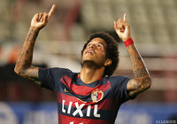 中央突破から先制ゴールを奪取したレアンドロ（鹿島）【明治安田Ｊ１ 第23節 鹿島vs清水】