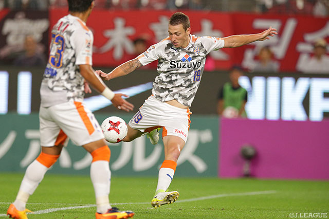 果敢にシュート放ち、ゴールを狙ったミッチェル デューク（清水）【明治安田Ｊ１ 第23節 鹿島vs清水】