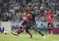 中盤で激しく競り合うソウザ（Ｃ大阪）とアダイウトン（磐田）【明治安田Ｊ１ 第23節 磐田vsＣ大阪】