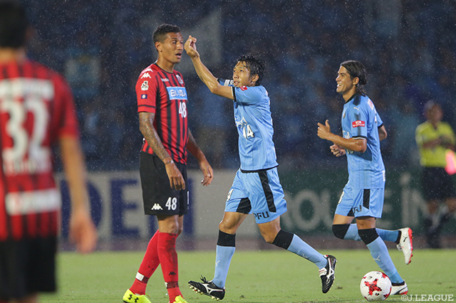 13分に今季6点目となる先制ゴールを決めた中村 憲剛（川崎Ｆ）【明治安田Ｊ１ 第23節 川崎Ｆvs札幌】