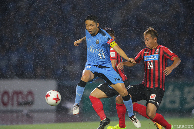 75分に右足で貴重な追加点を決めた小林 悠（川崎Ｆ）【明治安田Ｊ１ 第23節 川崎Ｆvs札幌】