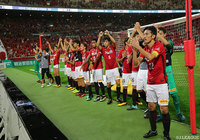 4月以来のリーグ戦連勝をファン・サポーターと喜ぶ浦和の選手達【明治安田Ｊ１ 第23節 浦和vsFC東京】