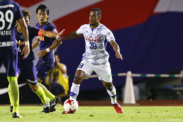 後半からピッチに立ち、加入後初出場となったリンス（甲府）【明治安田Ｊ１ 第23節 広島vs甲府】