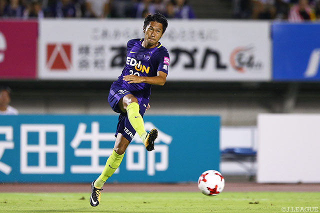 ゴール前のこぼれ球を押し込み、決勝点を挙げた柴﨑 晃誠（広島）【明治安田Ｊ１ 第23節 広島vs甲府】