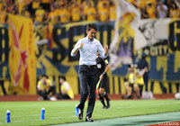 逆転で新潟を下しガッツポーズの渡邉 晋監督（仙台）【明治安田Ｊ１ 第23節 新潟vs仙台】