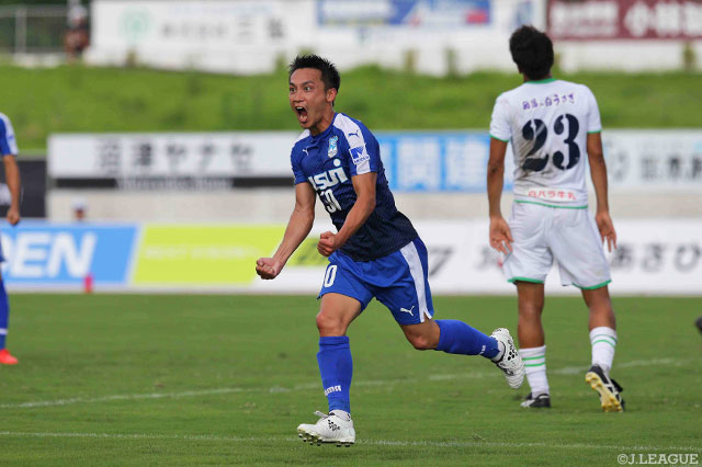 タイトな角度から見事に先制点をねじ込んだ染矢 一樹（沼津）【明治安田Ｊ３ 第19節 沼津vs鳥取】