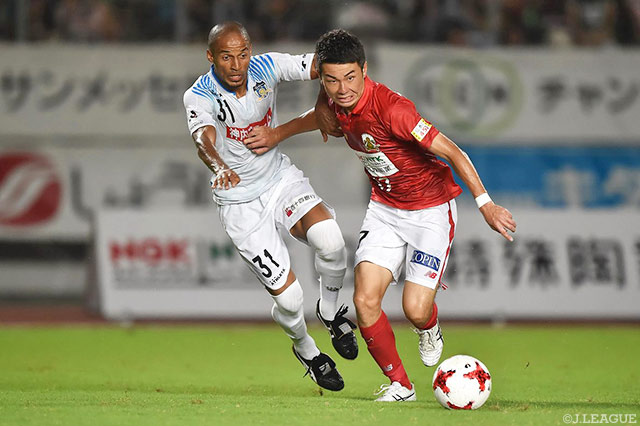 アレックス（讃岐）と激しく競り合う大本 祐槻（岐阜）【明治安田Ｊ２ 第29節 岐阜vs讃岐】