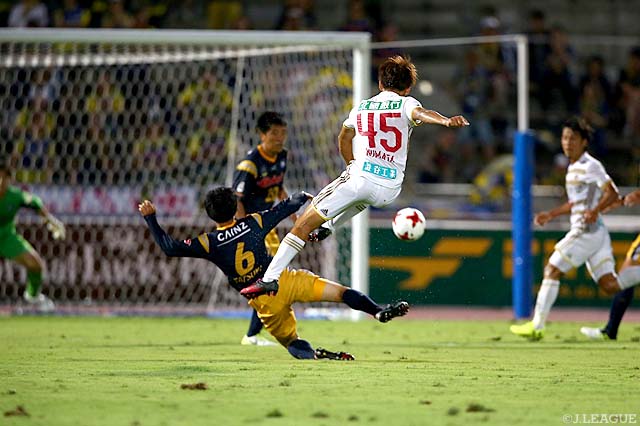 ゴール前、攻める沼田 圭悟（金沢）と守る小林 竜樹（群馬）【明治安田Ｊ２ 第29節 群馬vs金沢】