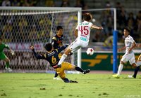 ゴール前、攻める沼田 圭悟（金沢）と守る小林 竜樹（群馬）【明治安田Ｊ２ 第29節 群馬vs金沢】