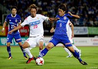 試合終盤、若狭 大志（千葉）と風間 宏希(山形）がボールを奪い合う【明治安田Ｊ２ 第29節 山形vs千葉】