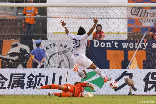 愛媛の連係ミスによるオウンゴールで町田が先制【明治安田Ｊ２ 第29節 愛媛vs町田】