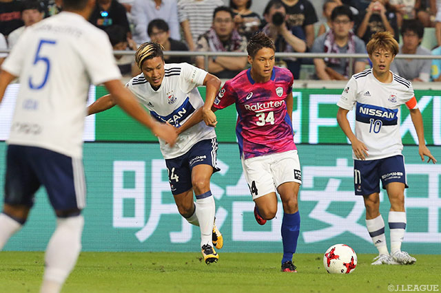 ライン際で激しい攻防を繰り広げた山中 亮輔（横浜FM）と藤谷 壮（神戸）【明治安田Ｊ１ 第23節 神戸vs横浜FM】