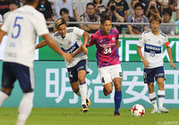 ライン際で激しい攻防を繰り広げた山中 亮輔（横浜FM）と藤谷 壮（神戸）【明治安田Ｊ１ 第23節 神戸vs横浜FM】