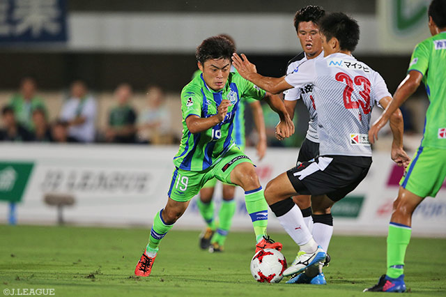 バー直撃の惜しいシュートを放った表原 玄太（湘南）【明治安田Ｊ２ 第29節 湘南vs熊本】