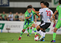 バー直撃の惜しいシュートを放った表原 玄太（湘南）【明治安田Ｊ２ 第29節 湘南vs熊本】