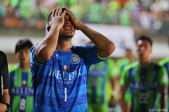 土壇場でのビッグセーブでチームを救うも、ドローに頭を抱える秋元 陽太（湘南）【明治安田Ｊ２ 第29節 湘南vs熊本】