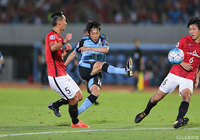 密集地帯を華麗に突破し、先制点をアシストした中村 憲剛（川崎Ｆ）【ＡＣＬ 準々決勝 第1戦 川崎Ｆvs浦和】