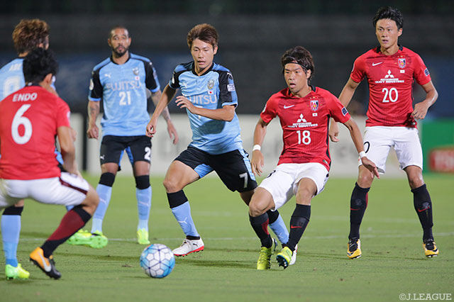 駒井 善成（浦和 #18）をマークする車屋 紳太郎（川崎Ｆ #7）【ＡＣＬ 準々決勝 第1戦 川崎Ｆvs浦和】