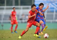 ボールを奪い合う小松 駿太（YS横浜）と内田 宅哉（Ｆ東23）【明治安田Ｊ３ 第20節 Ｆ東23vsYS横浜】