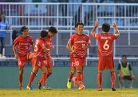  2ゴールをあげた辻 正男（#13）に走り寄るYS横浜の選手たち【明治安田Ｊ３ 第20節 Ｆ東23vsYS横浜】