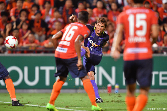 Ｊ１通算300試合出場を達成し、先制点の起点となった青山 敏弘（広島）【明治安田Ｊ１ 第24節 大宮vs広島】