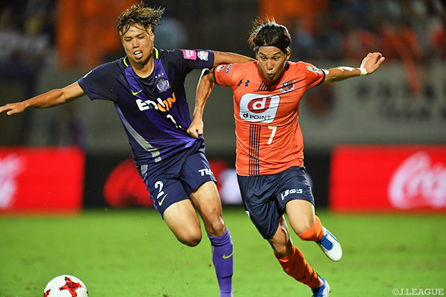 球際で激しい攻防を繰り広げた野上 結貴（広島）と江坂 任（大宮）【明治安田Ｊ１ 第24節 大宮vs広島】