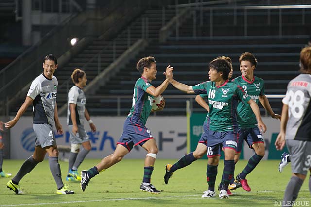 2点のビハインドを負った鳥取は、50分井上 黎生人（中央）のＪ初ゴールで1点差に【明治安田Ｊ３ 第20節 鳥取vs相模原】