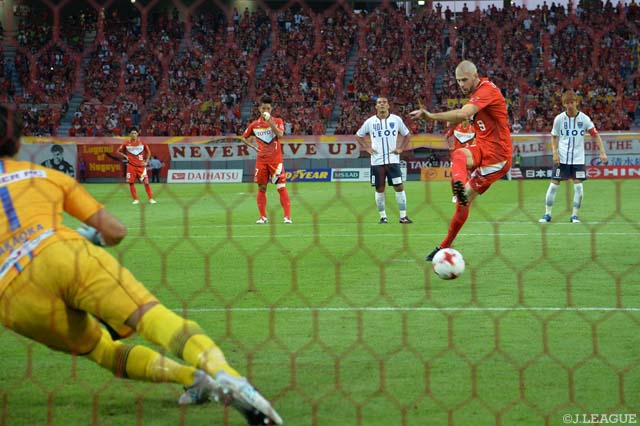 26分、シモビッチがPKを決め、名古屋が先制【明治安田Ｊ２ 第30節 名古屋vs横浜FC】