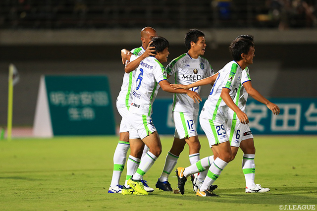 開始1分にオウンゴールで早くも先手を取った首位湘南【明治安田Ｊ２ 第30節 群馬vs湘南】