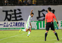 12分に右足で追加点を決めた山田 直輝（湘南）【明治安田Ｊ２ 第30節 群馬vs湘南】