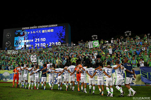 アウェーでの快勝をファン・サポーターと喜ぶ湘南の選手達【明治安田Ｊ２ 第30節 群馬vs湘南】