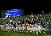 アウェーでの快勝をファン・サポーターと喜ぶ湘南の選手達【明治安田Ｊ２ 第30節 群馬vs湘南】