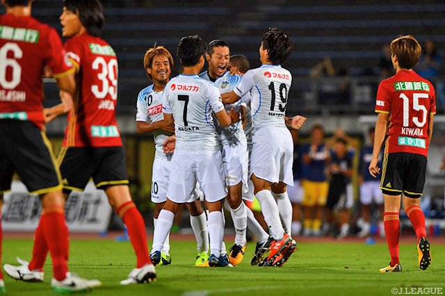 8分に原 一樹がFKを直接決めて幸先良く先制した讃岐【明治安田Ｊ２ 第30節 金沢vs讃岐】