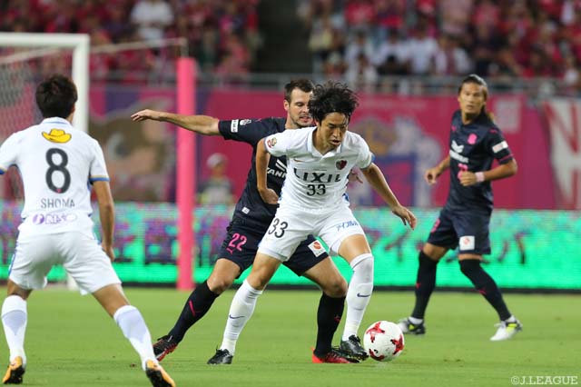 金崎 夢生（鹿島）をマークするマテイ ヨニッチ（Ｃ大阪）【明治安田Ｊ１ 第24節 Ｃ大阪vs鹿島】