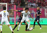 金崎 夢生（鹿島）をマークするマテイ ヨニッチ（Ｃ大阪）【明治安田Ｊ１ 第24節 Ｃ大阪vs鹿島】