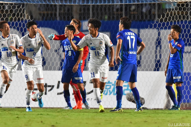 混戦から貴重な同点ゴールを押し込んだ阪野 豊史（山形）【明治安田Ｊ２ 第30節 徳島vs山形】