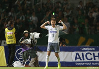 CKからのボールを頭で合わせ貴重な追加点をもたらした高崎 寛之（松本）【明治安田Ｊ２ 第30節 町田vs松本】