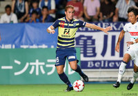 交代出場直後にバー直撃の惜しいシュートを放った石津 大介（福岡）【明治安田Ｊ２ 第30節 福岡vs水戸】