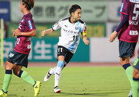先制PKをゴール中央へ思い切りよく蹴り込んだ小林 悠（川崎Ｆ）【明治安田Ｊ１ 第24節 甲府vs川崎Ｆ】