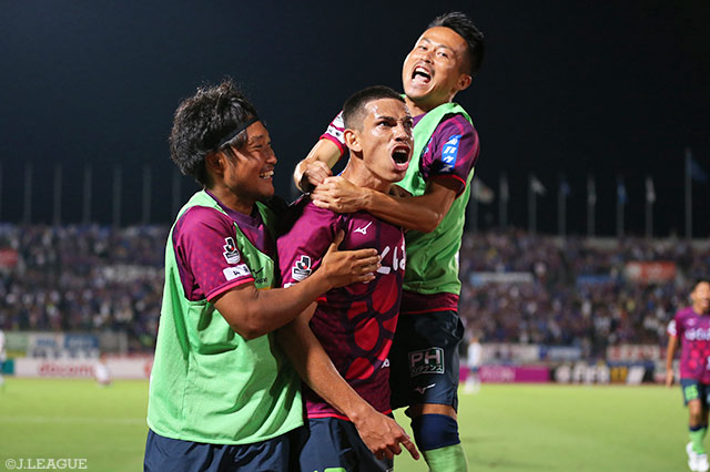 同点弾から4分後、ドゥドゥの強烈な一撃で逆転に成功した甲府【明治安田Ｊ１ 第24節 甲府vs川崎Ｆ】