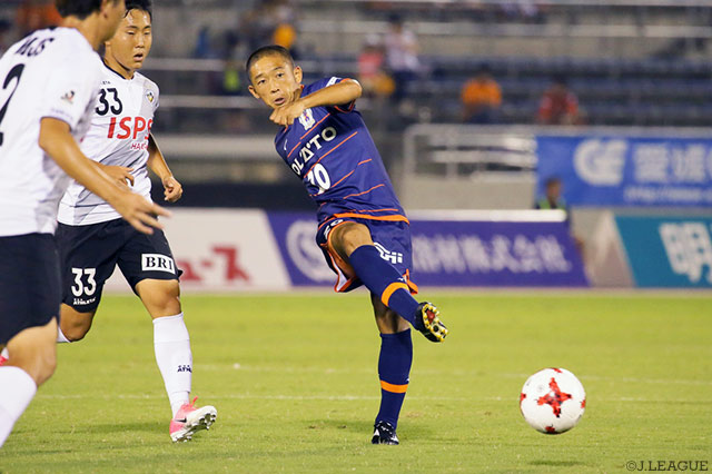 巧みなパスワークからシュートを放った河原 和寿（愛媛）【明治安田Ｊ２ 第30節 愛媛vs東京Ｖ】