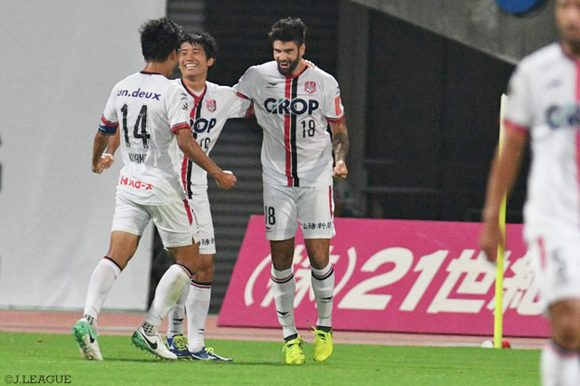 前半終了間際に決勝点となるＪ初得点を決めたオルシーニ（岡山）【明治安田Ｊ２ 第30節 熊本vs岡山】