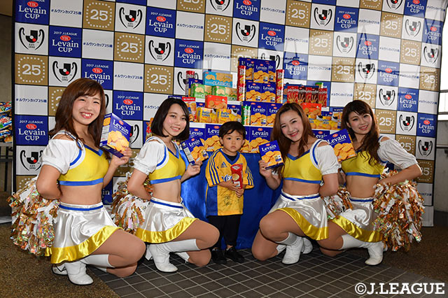 チアのお姉さんたちに囲まれてやや緊張気味!?【ルヴァンカップ 準々決勝 第1戦 仙台vs鹿島】