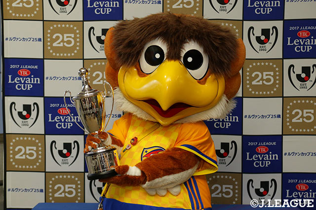伝統のカップを手にしたベガッ太【ルヴァンカップ 準々決勝 第1戦 仙台vs鹿島】