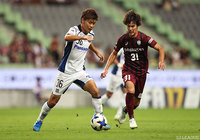 中盤で火花を散らす市丸 瑞希（Ｇ大阪）と中坂 勇哉（神戸）【ルヴァンカップ 準々決勝 第1戦 神戸vsＧ大阪】