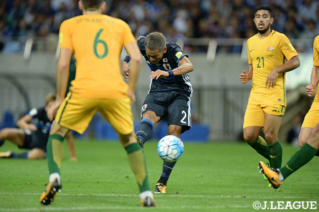 2点目のミドルを放つ井手口 陽介（Ｇ大阪）。迷いなく振り抜いた一撃は強烈にネットを揺らした【ロシアＷ杯 アジア最終予選 日本vsオーストラリア】