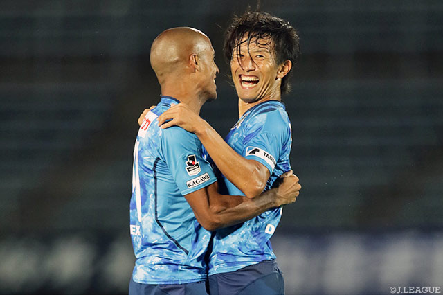 渡邉 大剛（右）が直接FKを決め、2点差を追い付いた讃岐【明治安田Ｊ２ 第31節 讃岐vs福岡】