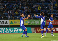 三村 真（岡山）に負けじと今季初得点となる同点ヘッドを決めた栗山 直樹（山形）【明治安田Ｊ２ 第31節 山形vs岡山】